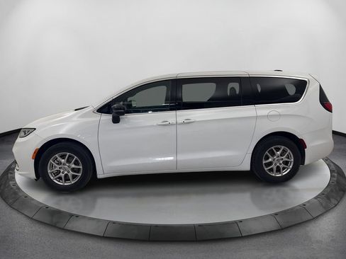 Used 2025 Chrysler Pacifica Select FWD image 8
