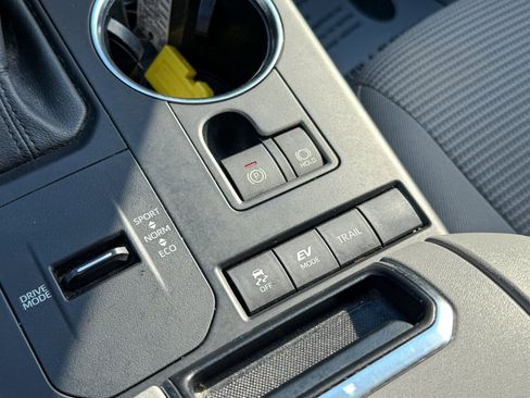 Used 2022 Toyota Highlander LE image 24