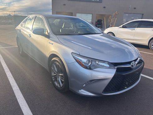 Used 2017 Toyota Camry SE image 2