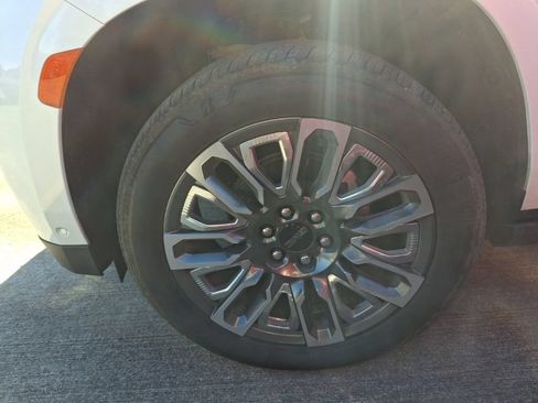 Used 2024 GMC Yukon Denali Ultimate AWD/4WD image 5