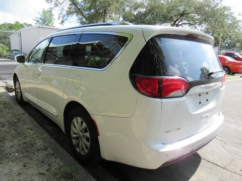 Used 2019 Chrysler Pacifica Touring-L FWD image 3