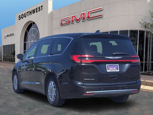 Used 2023 Chrysler Pacifica Touring-L FWD image 4