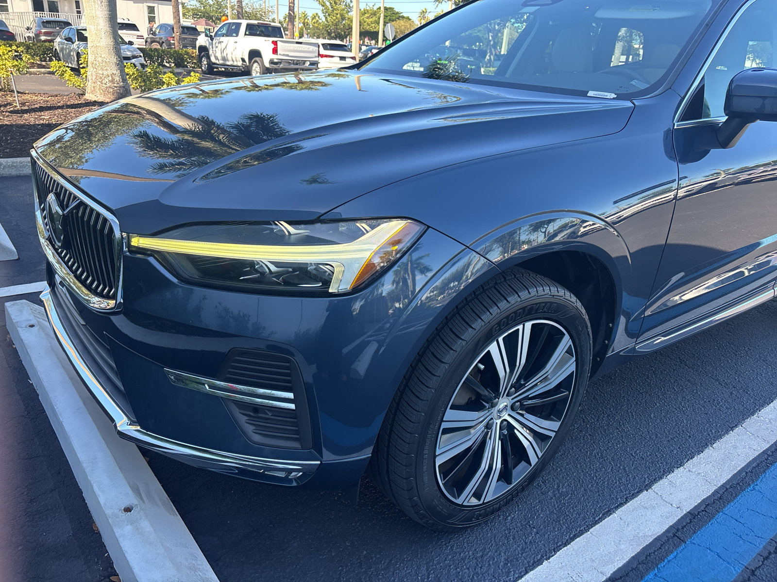 Used 2022 Volvo XC60 B6 Inscription w/ Protection Package Premier AWD/4WD image 3