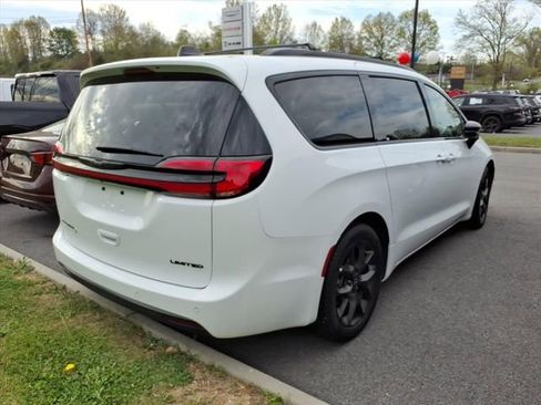 Used 2025 Chrysler Pacifica Limited FWD image 7