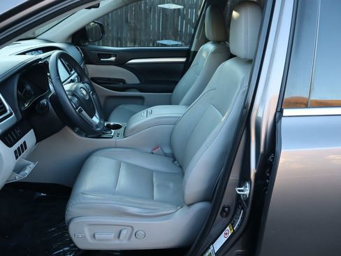 Used 2014 Toyota Highlander XLE image 19