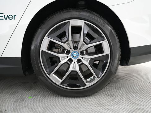 Used 2024 BMW i5 eDrive40i w/ Premium Package RWD image 9