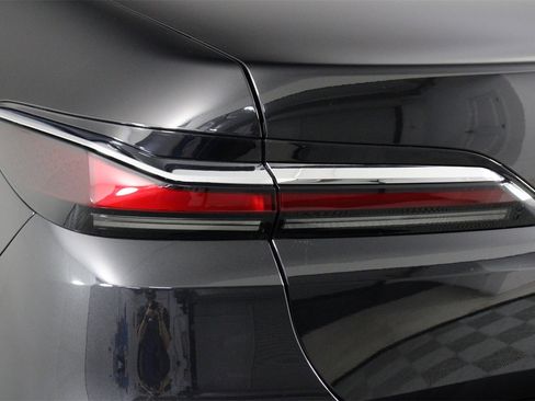 Used 2025 BMW 740i image 18