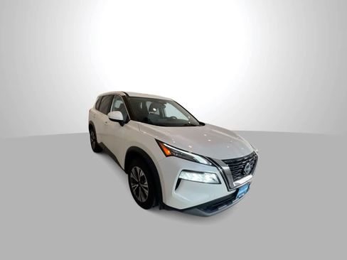 Used 2023 Nissan Rogue SV image 2