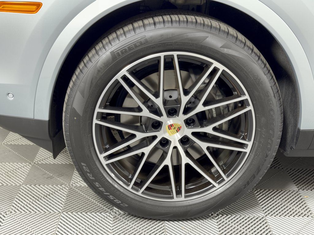 Certified 2024 Porsche Cayenne AWD/4WD image 15