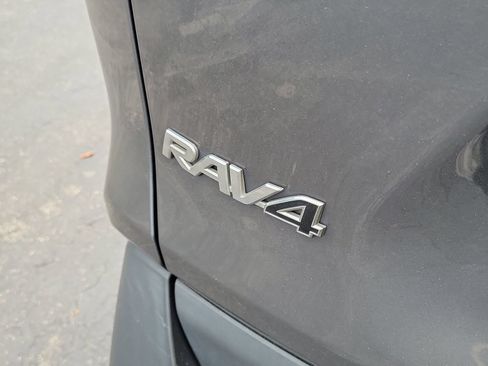 Used 2019 Toyota RAV4 XLE Premium FWD image 8