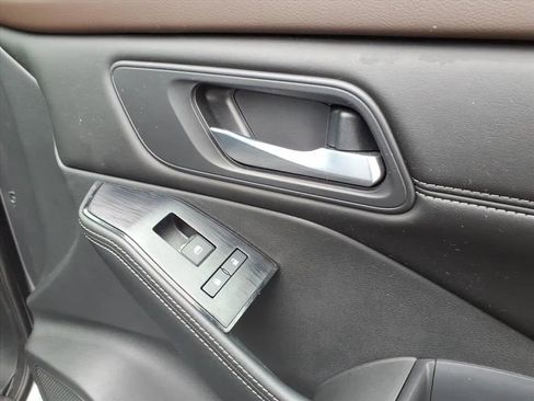 Used 2022 Nissan Rogue SV w/ SV Premium Package image 11