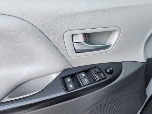 Used 2017 Toyota Sienna LE image 35