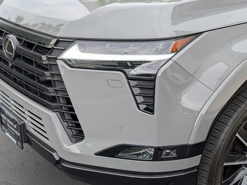 Used 2025 Lexus GX 550 w/ Accessory Package (2T) AWD/4WD image 16