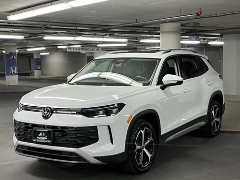 New 2025 Volkswagen Tiguan SE image 3