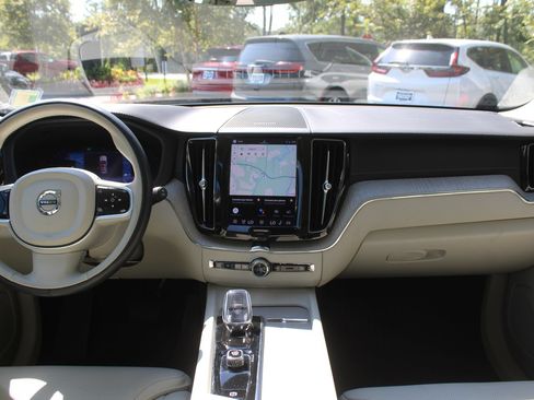 Used 2022 Volvo XC60 B5 Inscription w/ Advanced Package FWD image 25