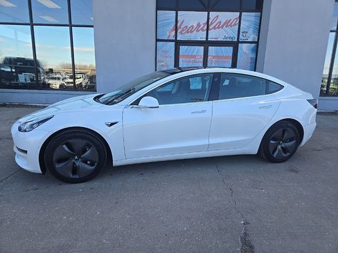 Used 2020 Tesla Model 3 Standard Range Plus image 4
