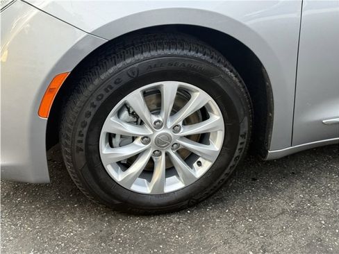 Used 2019 Chrysler Pacifica Touring-L image 11