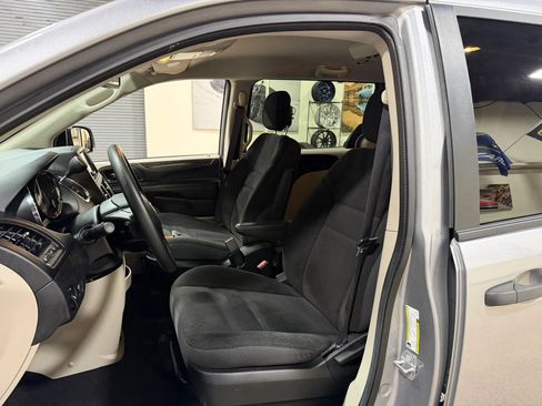 Used 2019 Dodge Grand Caravan SE FWD image 17