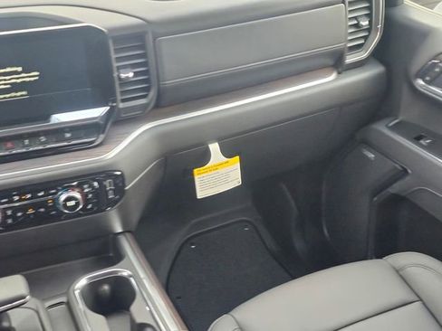 New 2026 GMC Sierra 1500 SLT image 17