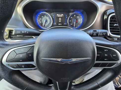 Used 2021 Chrysler Voyager Lxi image 9