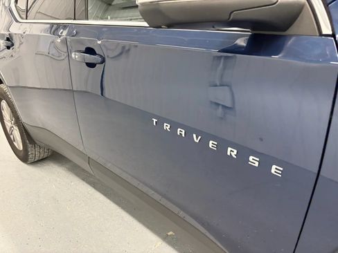 Used 2022 Chevrolet Traverse LT FWD image 39