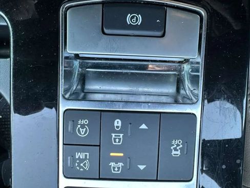 Used 2017 Land Rover Discovery HSE image 33