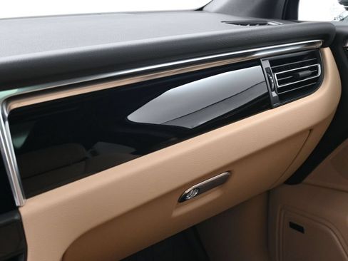 Certified 2026 Porsche Macan AWD/4WD image 23
