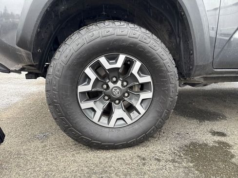 Used 2022 Toyota Tacoma TRD Off-Road w/ Technology Package image 28