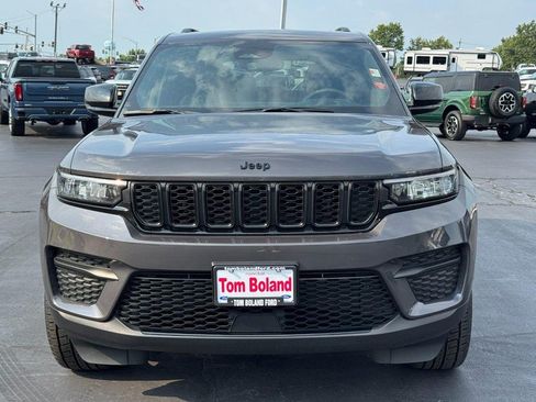 Used 2023 Jeep Grand Cherokee Altitude AWD/4WD image 9