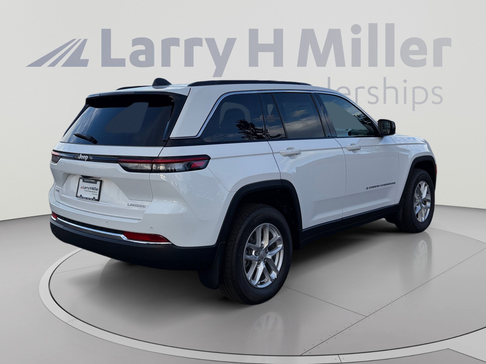 New 2026 Jeep Grand Cherokee Laredo w/ Trailer Tow Package AWD/4WD image 6