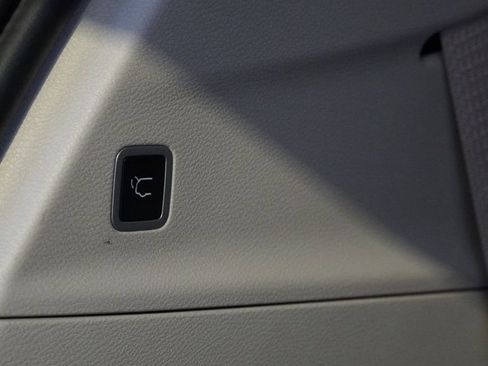 Used 2024 Chrysler Pacifica Touring-L image 38