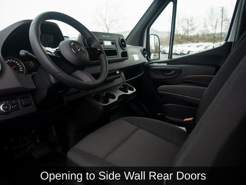 Used 2025 Mercedes-Benz Sprinter 2500 image 39