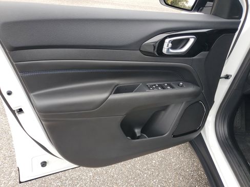 New 2026 Jeep Compass Latitude image 11