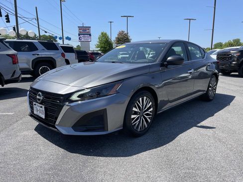 Used 2024 Nissan Altima 2.5 SV FWD image 8