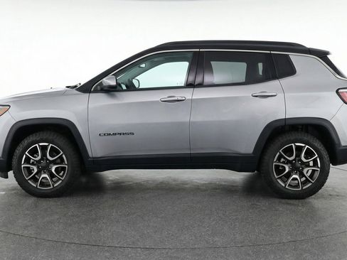 Used 2025 Jeep Compass Trailhawk image 5