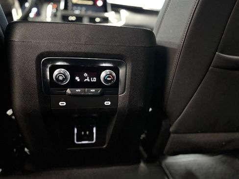 Used 2023 GMC Yukon SLT AWD/4WD image 38