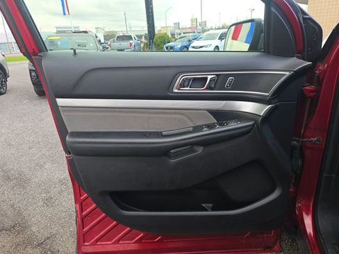 Used 2017 Ford Explorer XLT w/ Equipment Group 202A image 11