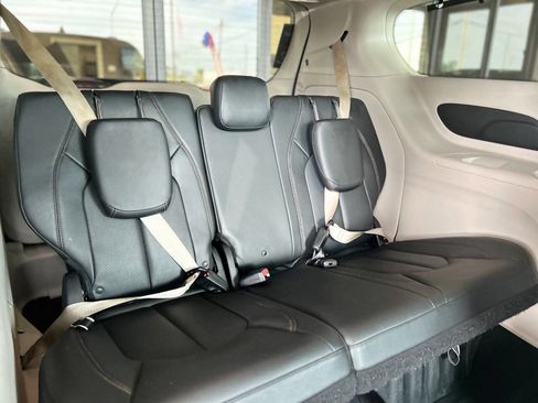 Used 2019 Chrysler Pacifica Touring-L FWD image 43