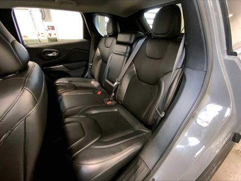 Used 2019 Jeep Cherokee Latitude Plus w/ Cold Weather Group image 19