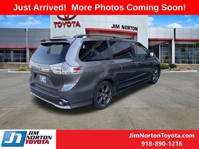 Used 2020 Toyota Sienna SE w/ SE Preferred Package FWD image 4