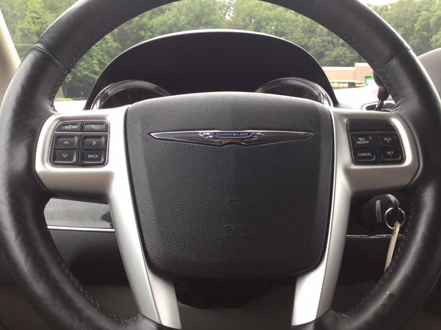 Used 2015 Chrysler Town & Country Touring w/ Driver Convenience Group FWD image 30