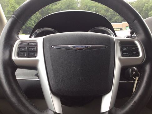Used 2015 Chrysler Town & Country Touring w/ Driver Convenience Group FWD image 30