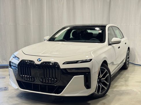 Used 2025 BMW 760i xDrive image 3