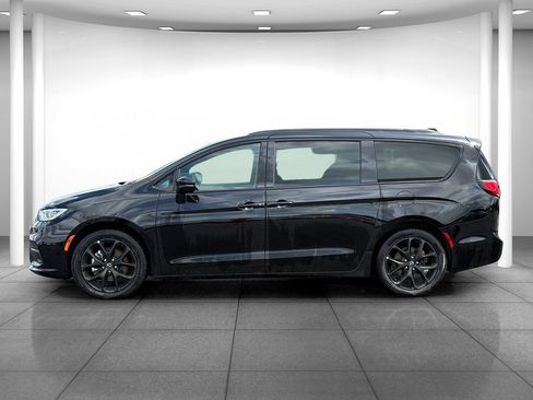 Used 2025 Chrysler Pacifica Limited FWD image 4