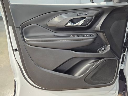 Used 2024 GMC Terrain SLT image 20