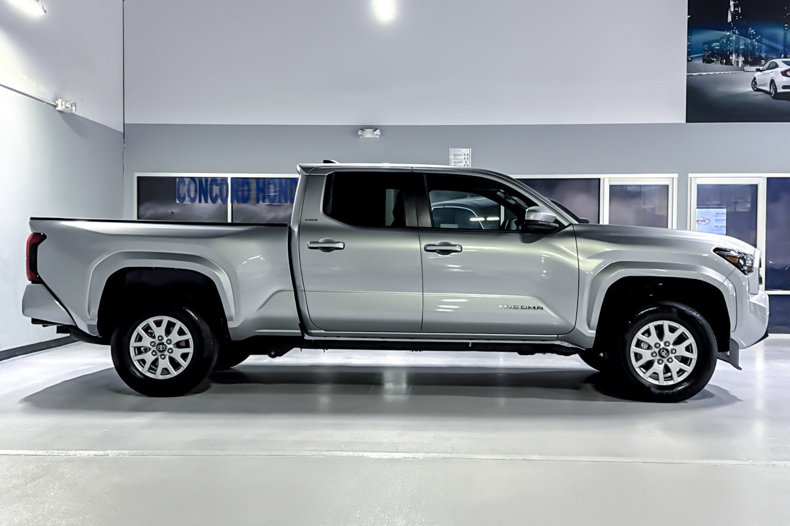 Used 2026 Toyota Tacoma SR5 AWD/4WD image 8
