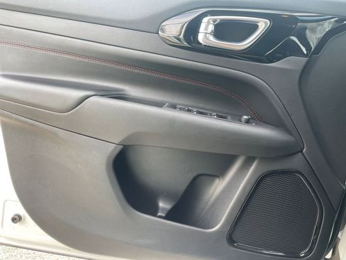 Used 2025 Jeep Compass Trailhawk image 18