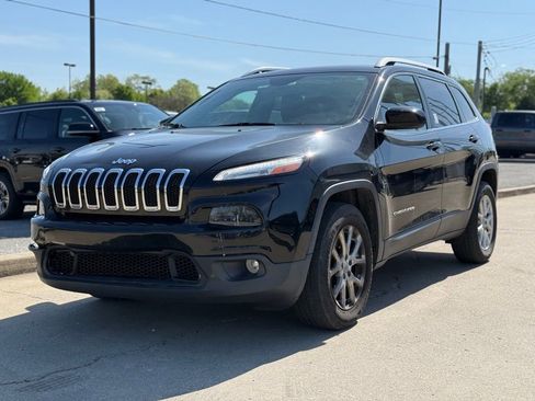 Used 2018 Jeep Cherokee Latitude Plus AWD/4WD image 2