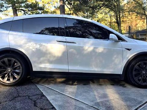 Used 2018 Tesla Model X 75D image 3