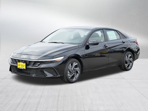 Certified 2025 Hyundai Elantra Sport image 3